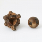 木製魯班球一組<br /><b>Burr puzzle balls</b><br />Wood<br />China; 19th-20th c.<br />Diameters 8.3 and 4.2 cm<br /><em>Yi Zhi Tang</em> Collection 06-032, 06-012