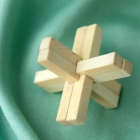 象牙製魯班鎖<br /><b>Burr puzzle</b><br />Ivory<br />Canton; 19th c.<br />8.1 x 8.1 x 8.1 cm<br /><em>Yi Zhi Tang</em> Collection 25-001