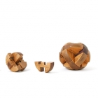 木製魯班球<br /><b>Burr puzzle balls</b><br />Wood<br />China; 19th-20th c.<br />Diameters 4.0 and 6.0 cm<br /><em>Yi Zhi Tang</em> Collection 06-023, 06-005