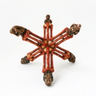 木製魯班鎖結構繞線架<br /><b>Yarn winder</b><br />Painted wood with carved figures and trapped balls<br />Shanxi Province; 19th-20th c.<br />18.4 x 18.4 x 18.4 cm<br /><em>Yi Zhi Tang</em> Collection 06-029