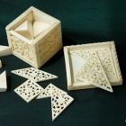 外銷象牙製益智遊戲<br/ ><b>Cube puzzle and tangram puzzle</b><br />Carved ivory in boxes<br />Canton; Qing dynasty, mid-19th c.<br />4.1 x 4.1 x 3.8 and 5.6 x 5.6x 1.0 cm<br /><em>Yi Zhi Tang</em> Collection 25-006