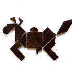 龍馬圖案取自童叶庚著《益智圖》<br/ ><b>Fifteen-piece tangrams <i>(yizhi ban)</i> forming a dragon horse<br />from Tong Xiegeng’s <em> Enhancing Intelligence Diagrams (Yizhi tu)</em></b><br /><em>Yi Zhi Tang</em> Collection