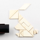 紅木盒裝象牙益智板<br/ ><b>Fifteen-piece tangram <i>(yizhi ban)</i></b><br />Ivory pieces in <i>hongmu</i> wood box<br />China; late 19th c.<br />7.8 x 3.0 x 2.1 cm<br /><em>Yi Zhi Tang</em> Collection 15-017
