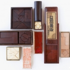各種各樣的益智板<br/ ><b>Tangram puzzles <i>(yizhi ban)</i></b><br />Wood, ivory, painted lead in boxes<br />China; late Qing to late 20th c.<br /><em>Yi Zhi Tang</em> Collection