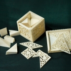 <b>外銷象牙製益智遊戲<br/ >Cube puzzle and tangram puzzle (made for export)</b><br />Carved ivory in boxes<br />Canton; Qing dynasty, mid-19th c.<br />4.1 x 4.1 x 3.8 and 5.6 x 5.6x 1.0 cm<br /><em>Yi Zhi Tang</em> Collection 25-006