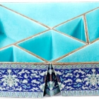 瓷製七巧果盤<br/ ><b>Tangram condiment dishes</b><br />Porcelain with colored enamels<br />Jingdezhen, Jiangxi Prov.; Qing dyn., Tongzhi reign (1862-1874)<br />37.0 x 37.0 x 10.0 cm<br /><em>Yi Zhi Tang</em> Collection 72-012