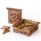 檀香木七巧板<br/ ><b>Tangram puzzle <i>(qiqiao ban)</i></b><br />Sandalwood pieces in carved box with dragon<br />Canton; Qing dynasty, 19th c.<br />8.0 x 8.1 x 3.4 cm<br /><em>Yi Zhi Tang</em> Collection 71-004
