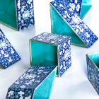瓷製七巧果盤<br/ ><b>Tangram dishes</b><br />Porcelain with colored enamels<br />Jingdezhen, Jiangxi Prov.; Qing dyn., Tongzhi reign (1862-1874)<br />26.3 x 26.3 x 7.8 cm<br /><em>Yi Zhi Tang</em> Collection 72-006