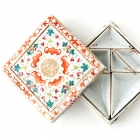 瓷製七巧調色盤<br /><b>Tangram paint dishes in box</b><br />Porcelain with colored enamels<br />Jingdezhen, Jiangxi Province; Qing dynasty, 19th c.<br />10.5 x 10.5 x 10.5 cm<br /><em>Yi Zhi Tang</em> Collection 72-043