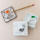 紫砂七巧調色盤<br/ ><b>Tangram paint dish</b><br />Yixing stoneware with glaze<br />Yixing, Jiangsu Prov.; Qing dynasty, Guangxu reign (1875-1909)<br /><em>Yi Zhi Tang</em> Collection 72-009<br /><br /><b>瓷製調色拼盤<br/ >Tangram paint dishes in box</b><br />Porcelain with colored enamels<br />Jingdezhen, Jiangxi Province; Qing dynasty, 19th c.<br /><em>Yi Zhi Tang</em> Collection 72-072