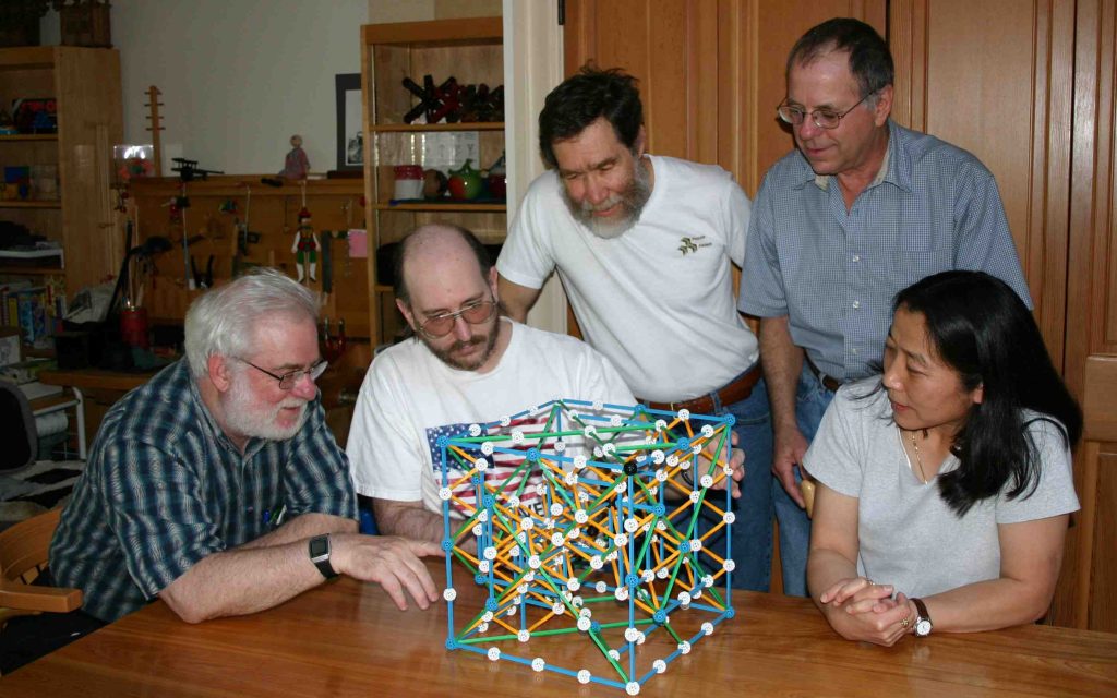 大家在观赏Bill为“七巧立方”设计的内部结构模型。（左起：Stan, Bill, George, 雷彼得，张卫）