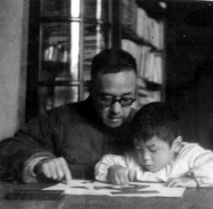 傅天正在教孙子用十五巧益智板拼图 摄于1966年